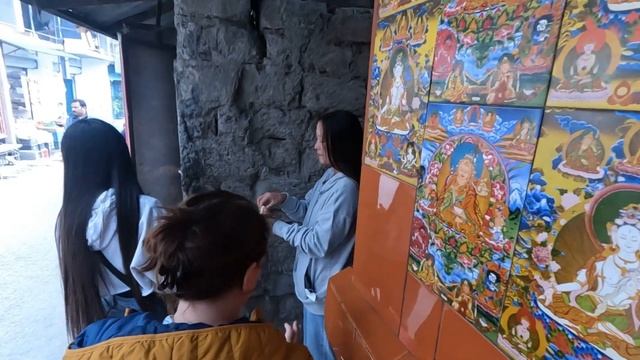 Exploring 🇮🇳 DHARAMSHALA, INDIA - BHAGSU FALLS & DALAI LAMA TEMPLE - Travel Vlog смотреть онлайн