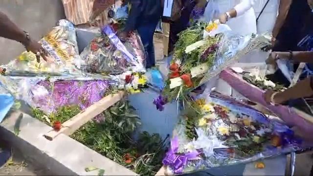 ENTERREMENT DE PAPA CÉLESTIN MOYO LUTETE смотреть онлайн