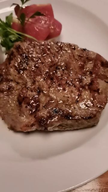 Реакция голодного мужика на сочный стейк 😁