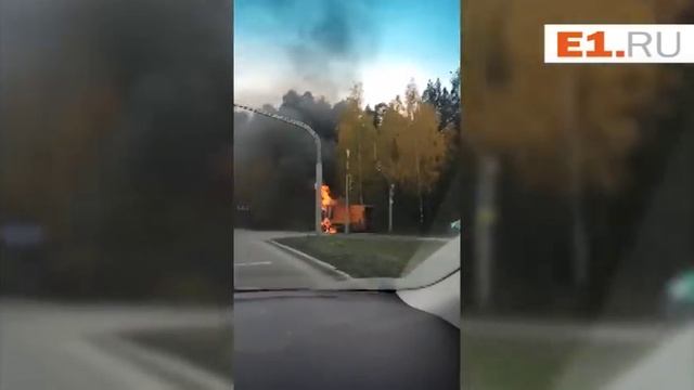 Мусоровоз загорелся на Серафимы Дерябиной смотреть онлайн