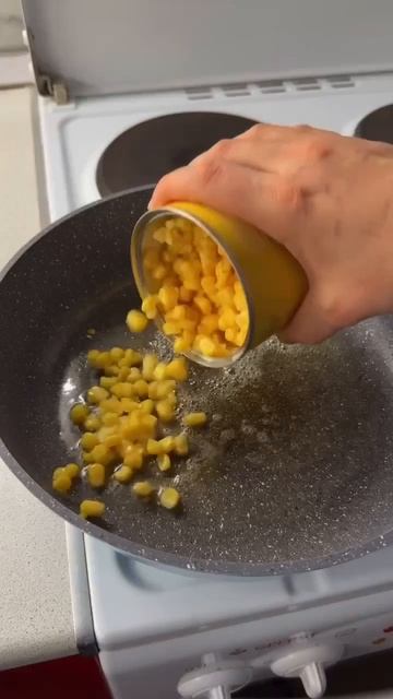 ХОТ-ДОГИ С СЫРНОЙ КУКУРУЗОЙ смотреть онлайн