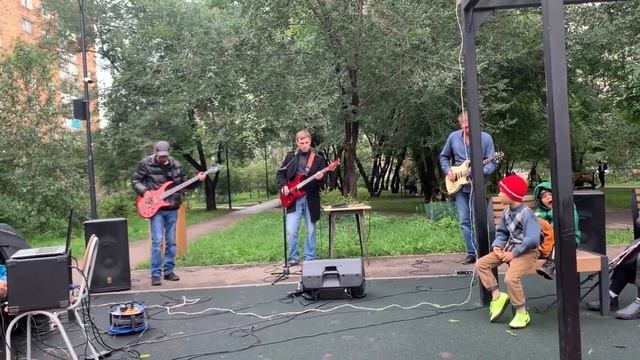 Выступление сосновоборских музыкантов в сквере передового квартала мкрн. Северный (г.Красноярск) смотреть онлайн