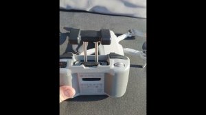 Квадрокоптер DJI mini 2 se Подготовка дрона к полёту Установка аккумулятора Включение