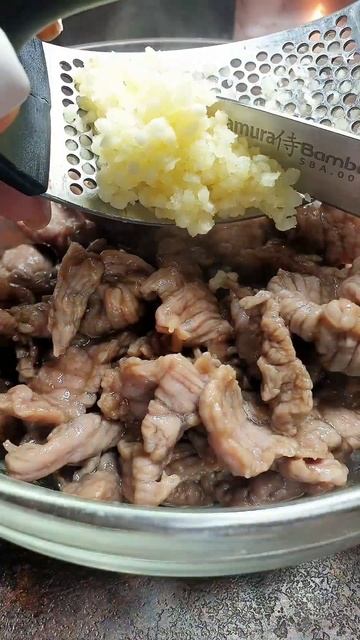 Мясной салат на азиатский манер. Рецепт в описании - три точки вверху #салатбезмайонеза #мяснойсала