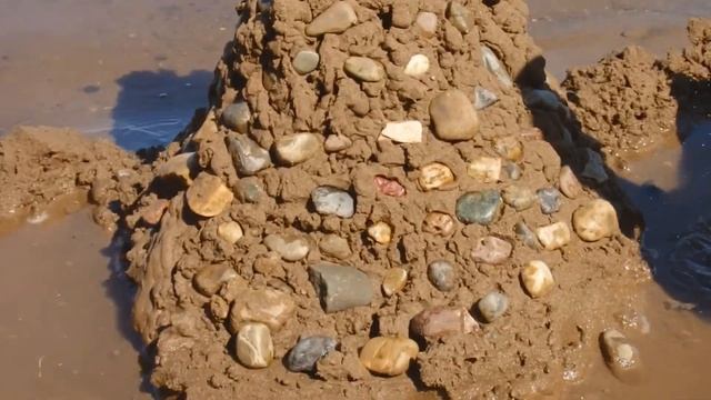 Приехали на пляж. Играем с песком и игрушками. смотреть онлайн