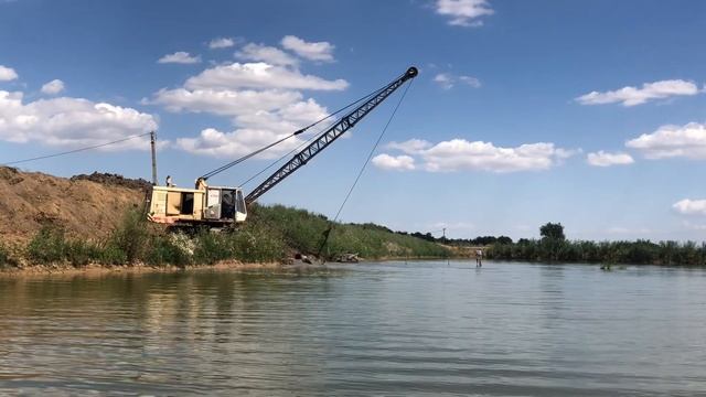 Драглайн ЭО-4112 углубление пруда, видео с воды смотреть онлайн