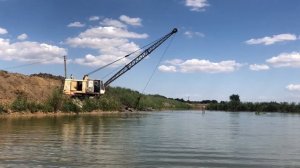 Драглайн ЭО-4112 углубление пруда, видео с воды