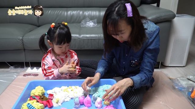 키네틱샌드 촉촉이모래 티파티세트로 재밌게 놀아요. 촉촉한 클레이샌드 ENG CC SUB [솔솔이와놀자|육아브이로그|촉감놀이|모래놀이] смотреть онлайн