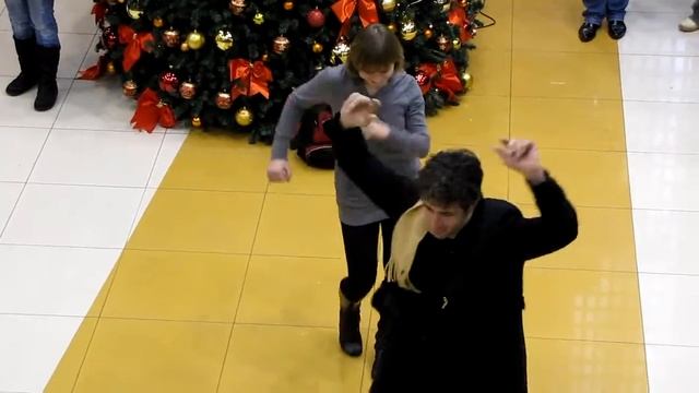 Сальса флешмоб, Київ, початок, 18.12.2010.mp4 смотреть онлайн