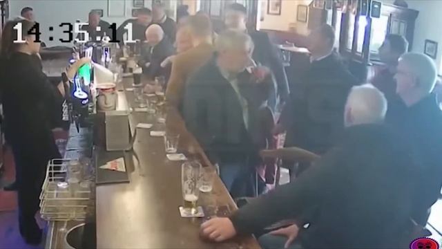 Conor McGregor frappant un vieil homme à la tête dans un bar смотреть онлайн