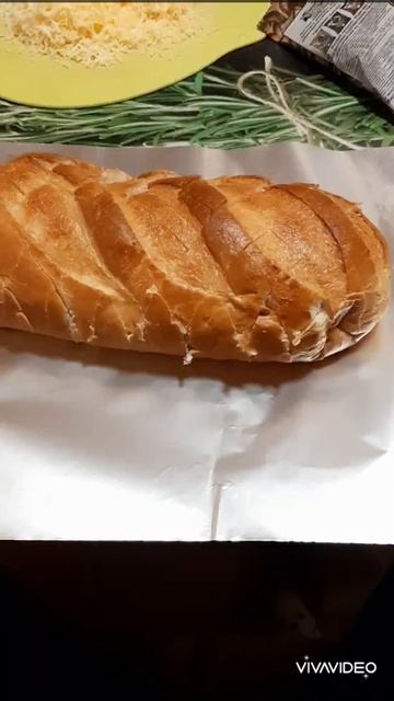 Вкуснейший хлеб, запечённый с сыром и чесноком.