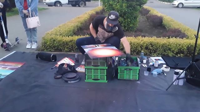 Нереально крутой художник!!! Создает свои картины краской из балончиков. смотреть онлайн