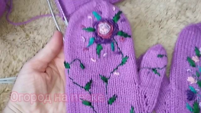 Варежки, связанные спицами с вышивкой🧶 смотреть онлайн