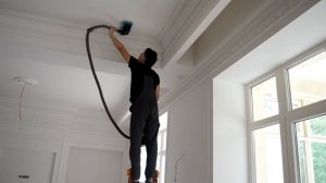 Обеспыливание стен и потолков специалистом "Клининг-Сервис"