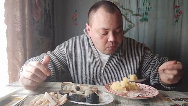 Мукбанг/Скумбрия, пюре, сало смотреть онлайн