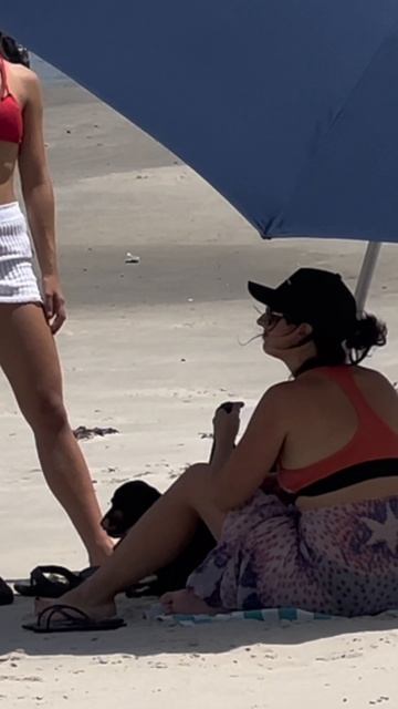 Красотка незнакомка в красном 👙 бикини на пляже 🔥 смотреть онлайн