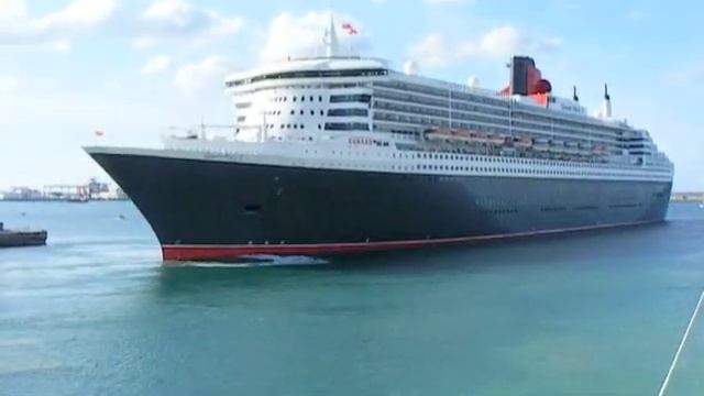 Queen Mary 2 blows her horn! смотреть онлайн