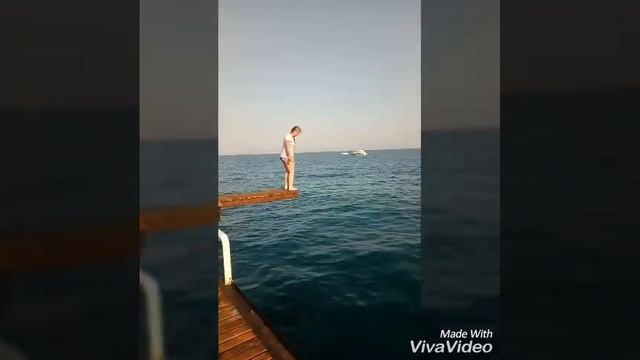 Страшно и смешно.Больно. Прыжок с пирса.