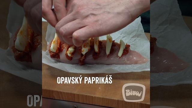 KUŘECÍ S RAJČATOVÝM PYRÉ, SALÁMEM A MOZZARELOU