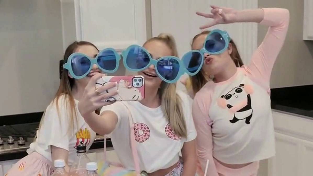 Красотка Эмма и её симпатичные подружки -"Пижамная вечеринка" смотреть онлайн