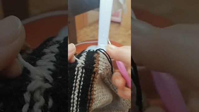 Всё о вязании. Как убрать кончики нитей на планке. смотреть онлайн