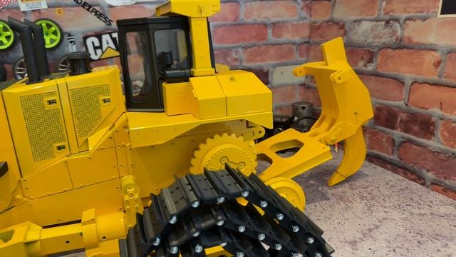 Гигантский бульдозер Cat D11