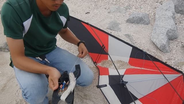 How To Assembly And Fly A Stunt Kite | Beginning