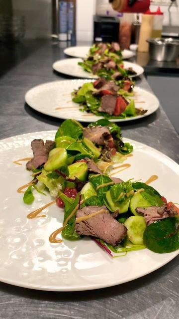 Азиатский салат с ростбифом «Подписаться не забываем»