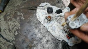 заливает свечу тримера (мотокоса)