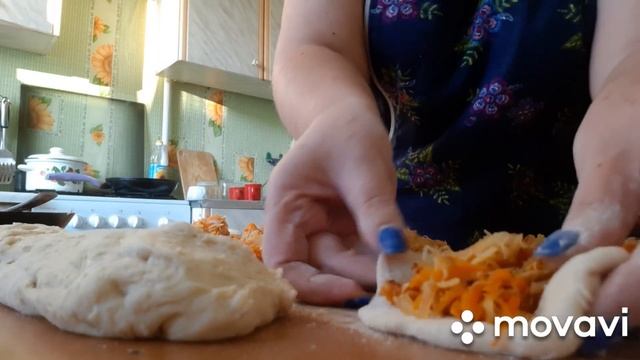 Жарю пирожки с капустой.