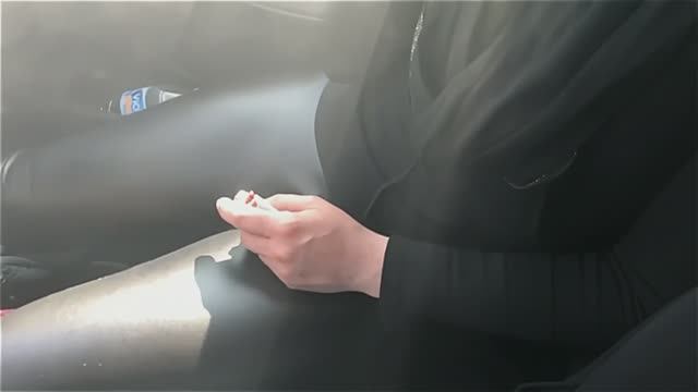 Женщина курит в лосинах Leya смотреть онлайн