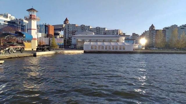 1.10.2021 Верх- Ис.пруд Лодочная станция , пантоны и плеск воды / красота смотреть онлайн