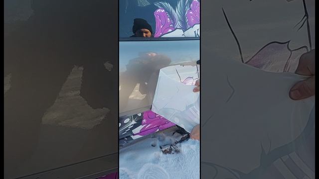 Снимаю наклейку, думаю над новым стилем.