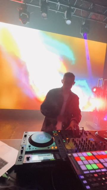 Walkman DJ at PROM смотреть онлайн