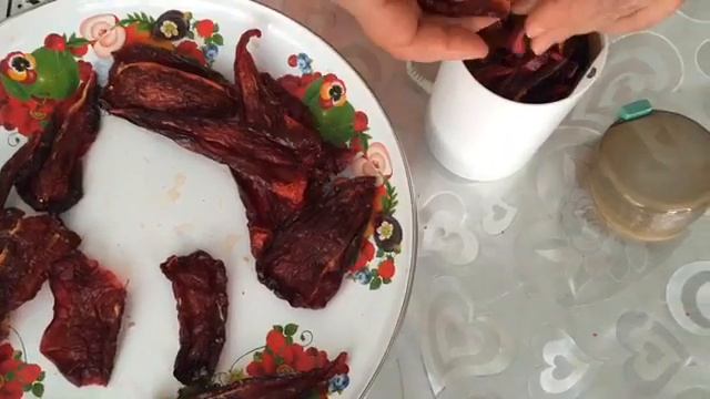 Qırmızı şirin Bibərin Qurudulub üyüdülməsi. Paprika-Qırmızı şirin Bibərdən ədviyyat.