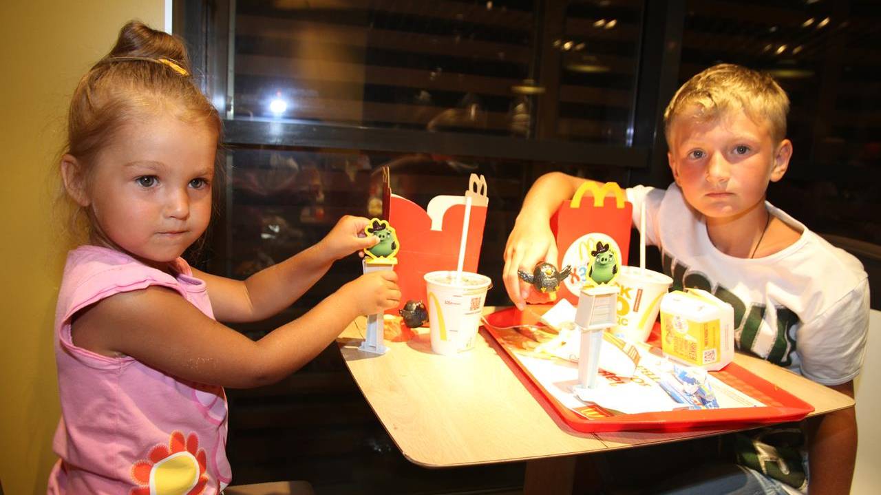 ХЭППИ МИЛ в Макдональдс | Энгри Бердз из Хэппи Мил ☼ ЧЕРНОЕ МОРЕ ГЕЛЕНДЖИК 2016 День #12 смотреть онлайн