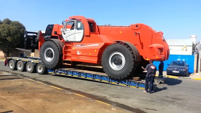 Worlds Largest Telehandler Lifting 40 tons by Manitou смотреть онлайн