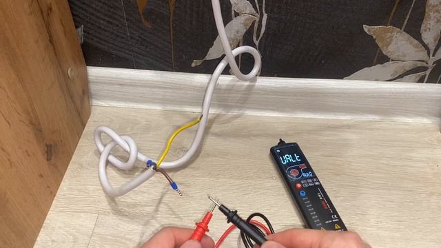 Проверка напряжения на провода с помощью щупов мультиметром BSIDE S1CL смотреть онлайн