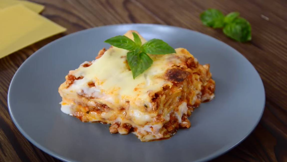 Классическая итальянская лазанья с томатным соусом в духовке смотреть онлайн