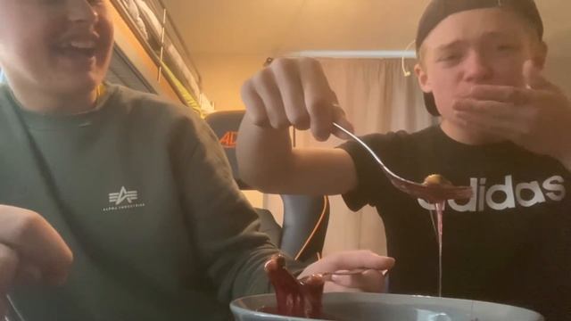 Smelter godteri og spiser det etterpå!🤢 смотреть онлайн