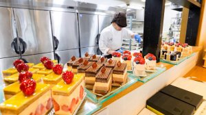 Мастера, которые изготавливают более 1000 сладостей в день, просто потрясающие!