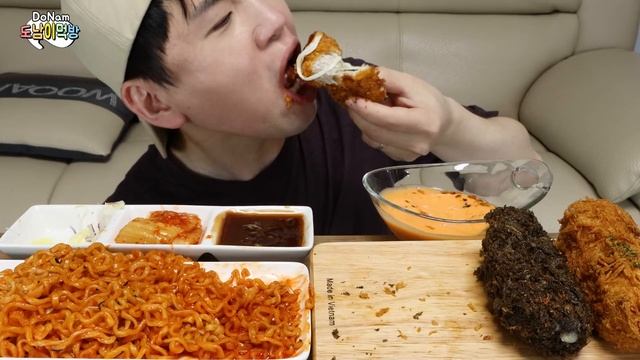 SUB 까만 통까스다! OMG Black Pork Cutlet?! And My Love Fire Noodles..  Quiet Mukbang DoNam 조용한먹방
