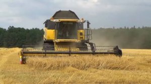 Работа комбайнов в поле.