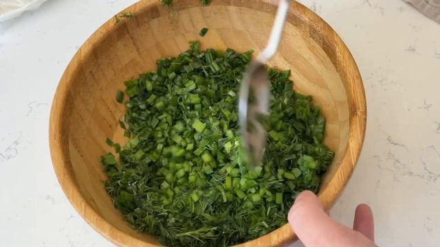 Кутабы с джусаем. Лепешки с зеленью. Кутабы с зеленью. Kutaby.