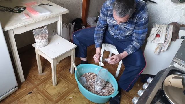 9 Накладываю зерно в пакетики смотреть онлайн