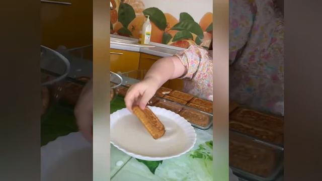 Творожный торт с печеньем.