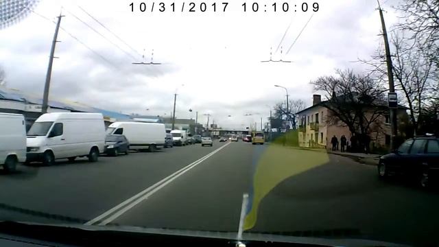 Опасный пешеход и белый бус поворачивает налево через двойную сплошную линию 31/10/2017 смотреть онлайн