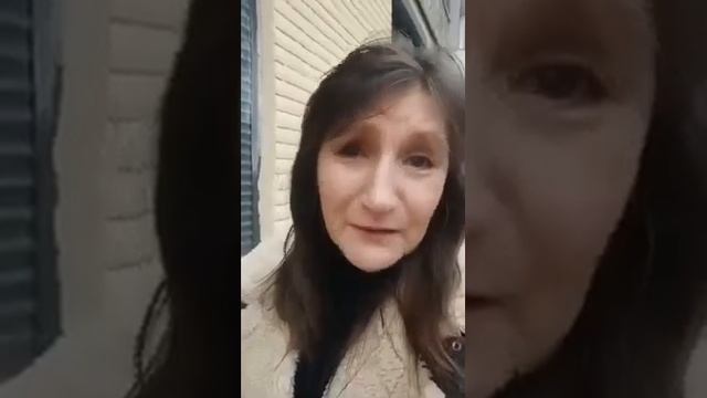Когда нет сил весь этот ужас терпеть. Украинка плачет и ругается на Зеленского смотреть онлайн