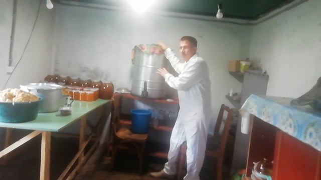 цедим мёд без цедка, очень просто! смотреть онлайн