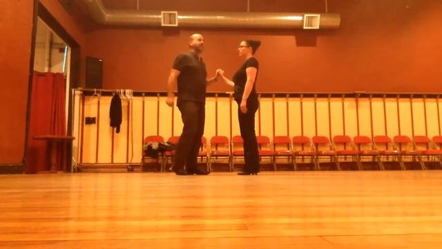 Salsa Level 1 Mini Lesson - Enchufela Doble and Guapea смотреть онлайн